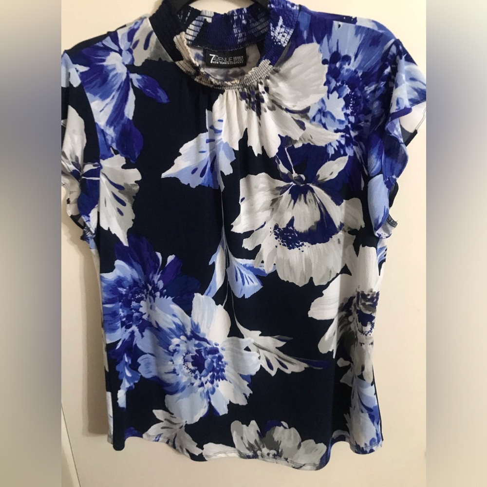 Short sleeve floral top